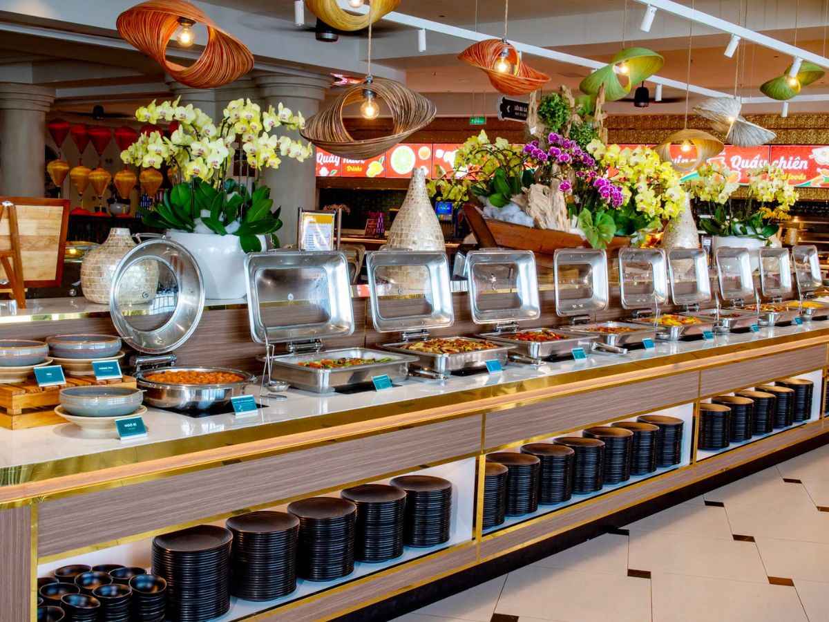 Quầy buffet Vân Sơn bày nhiều món trong không gian nhà hàng rộng rãi. 