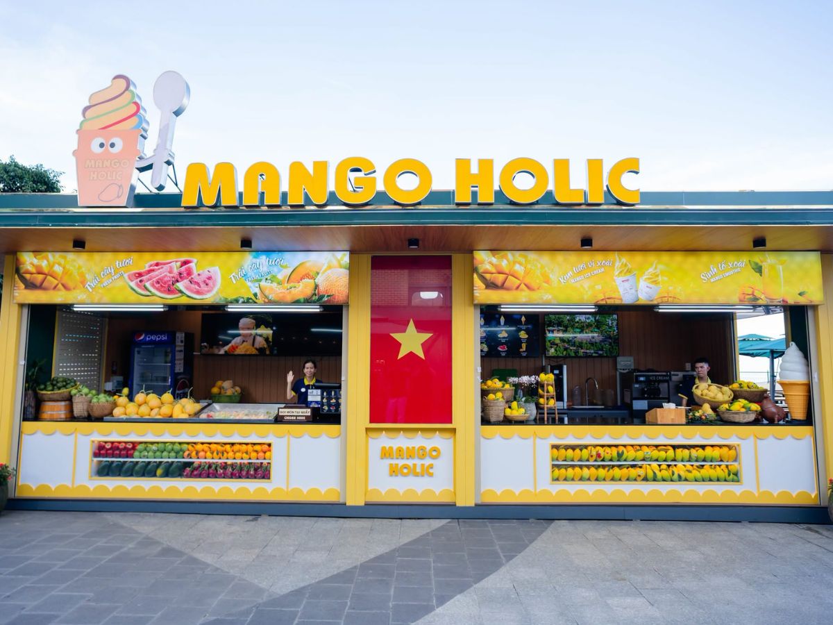 Quầy Mango Holic rực vàng với kem xoài và trái cây giải nhiệt.