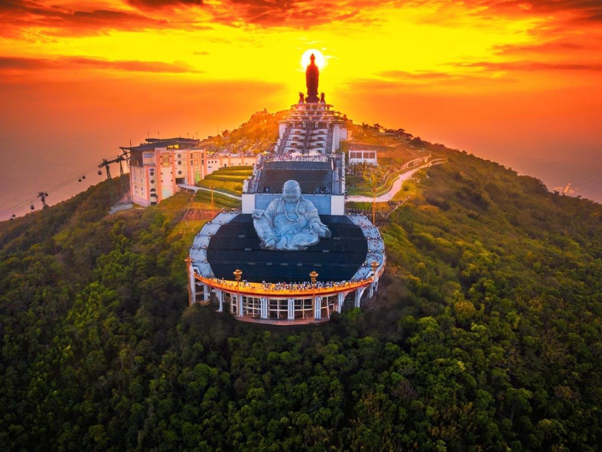 Ánh nắng hè rực rỡ trên quần thể tâm linh đỉnh Núi Bà Đen. 