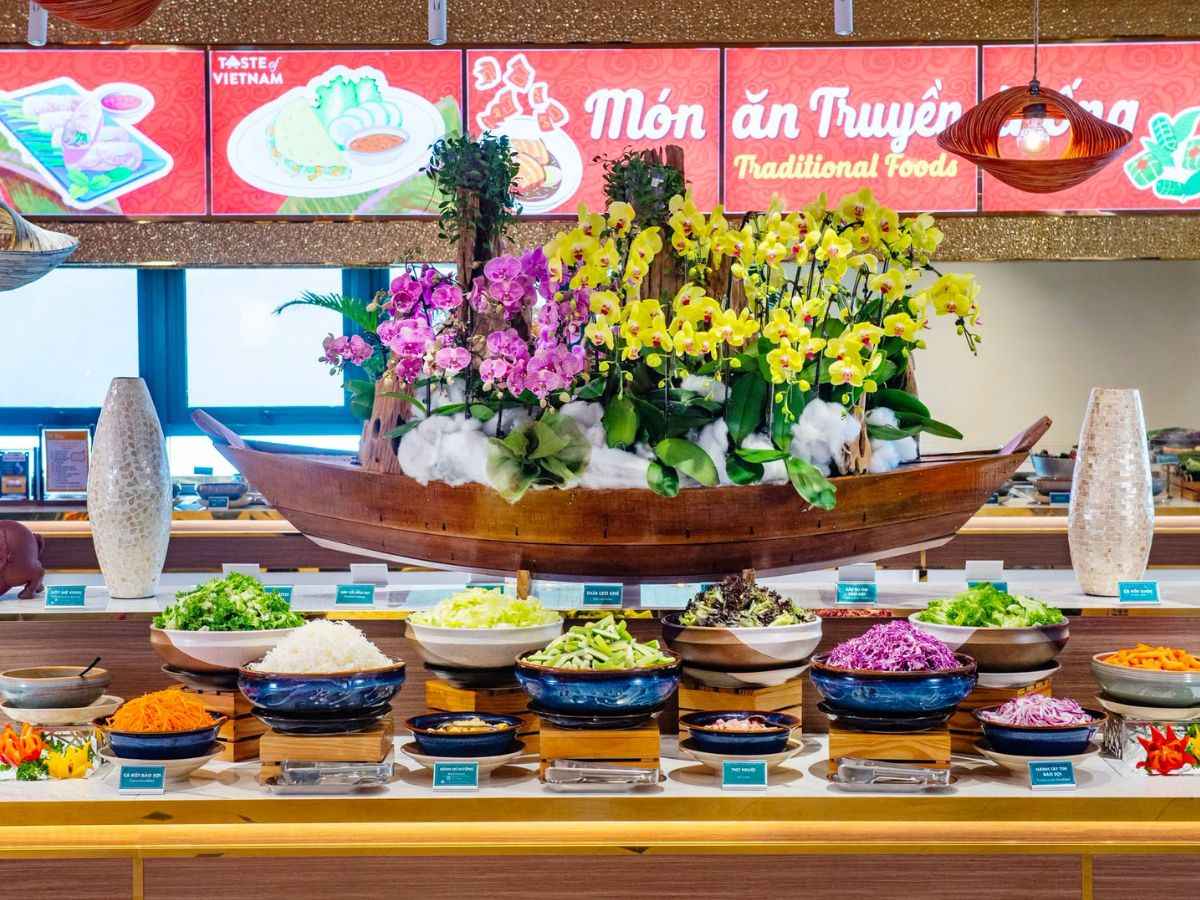 Khu buffet Vân Sơn bày món truyền thống và rau củ tươi hấp dẫn