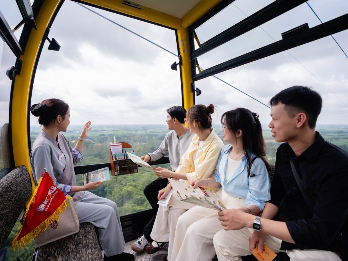 Du khách ngắm cảnh Tây Ninh từ cabin cáp treo Núi Bà Đen. 