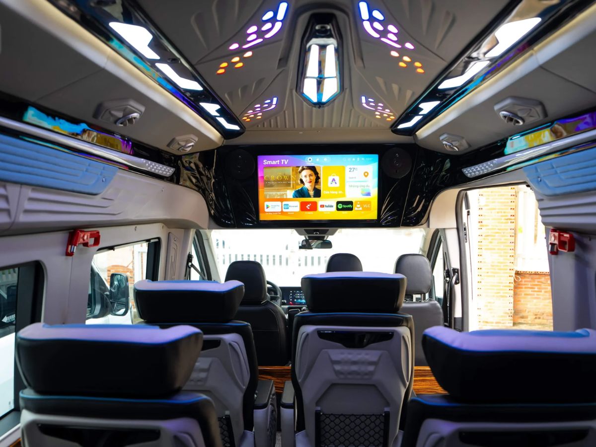 Không gian limousine rộng rãi phù hợp đi Núi Bà Đen trong ngày.
