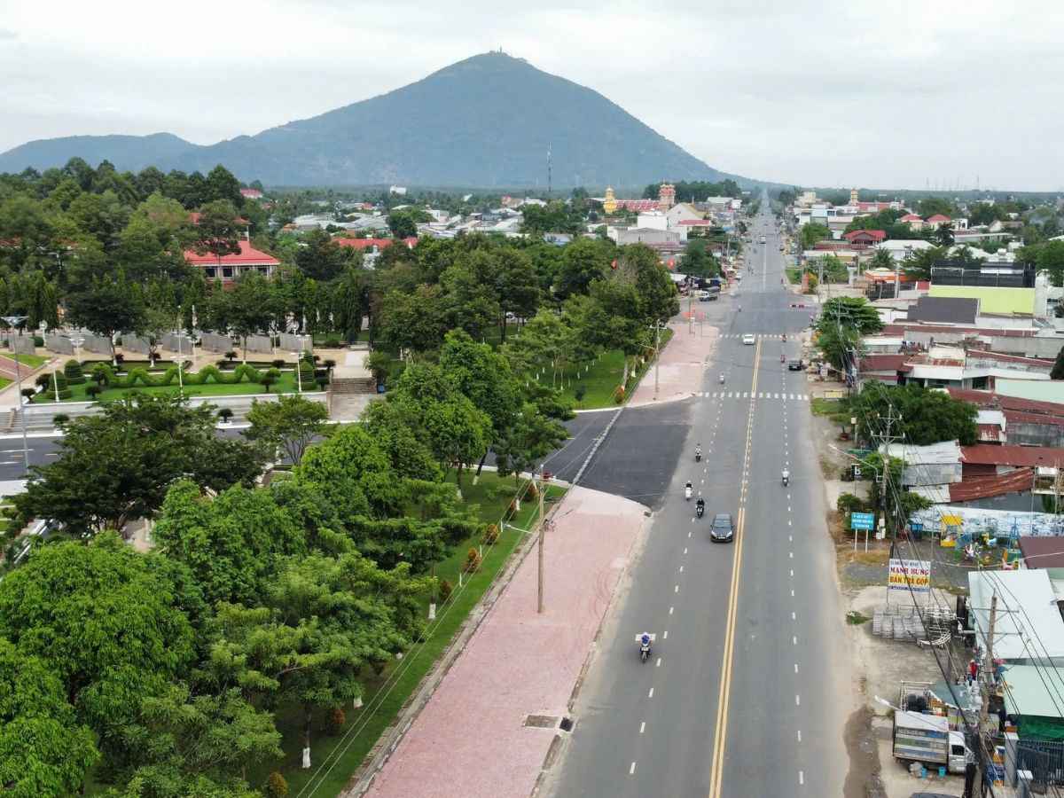 Cung đường vào Núi Bà Đen nhìn từ trên cao qua khu dân cư Tây Ninh.