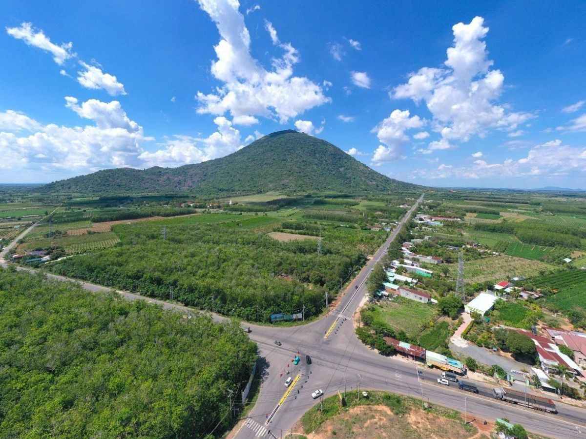 Núi Bà Đen nhìn từ trên cao với cung đường dẫn vào Tây Ninh