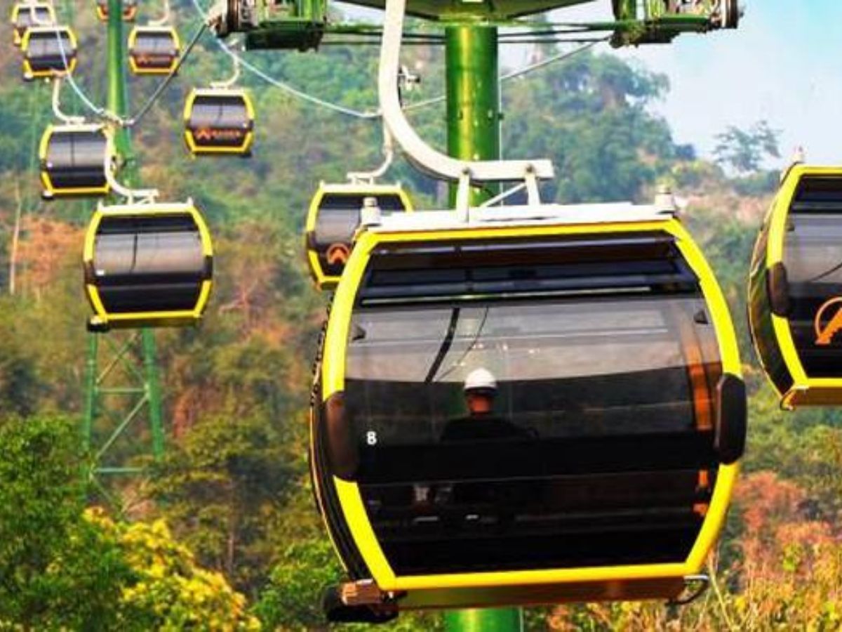 Tuyến cáp Chùa Hang phục vụ du khách hành hương chiêm bái.