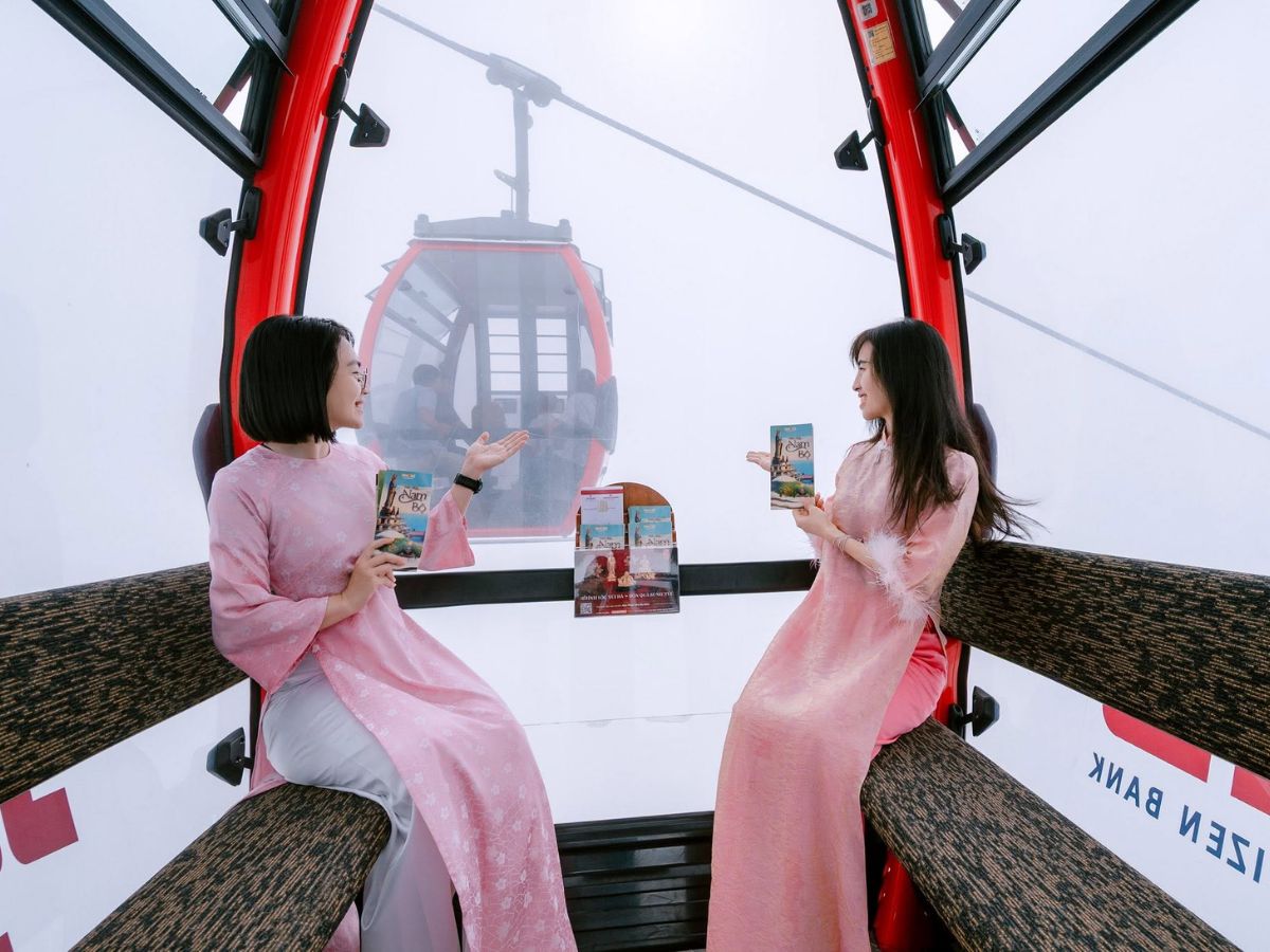 Ngày đầu tiên đi cáp treo khám phá Núi Bà Đen.