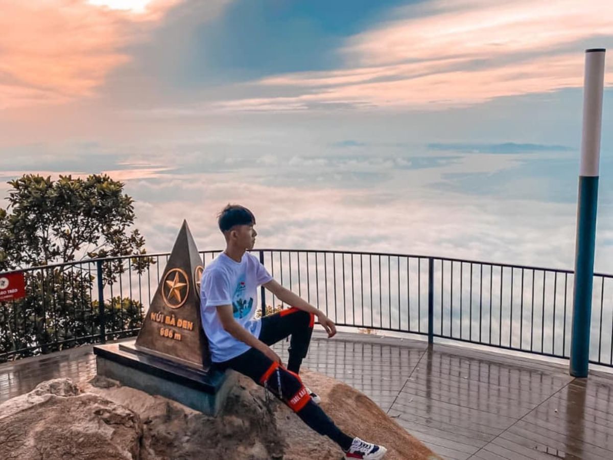 Săn mây trên đỉnh núi Bà Đen