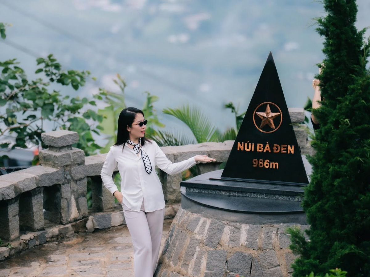 Check-in cột mốc trên đỉnh Bà Đen.