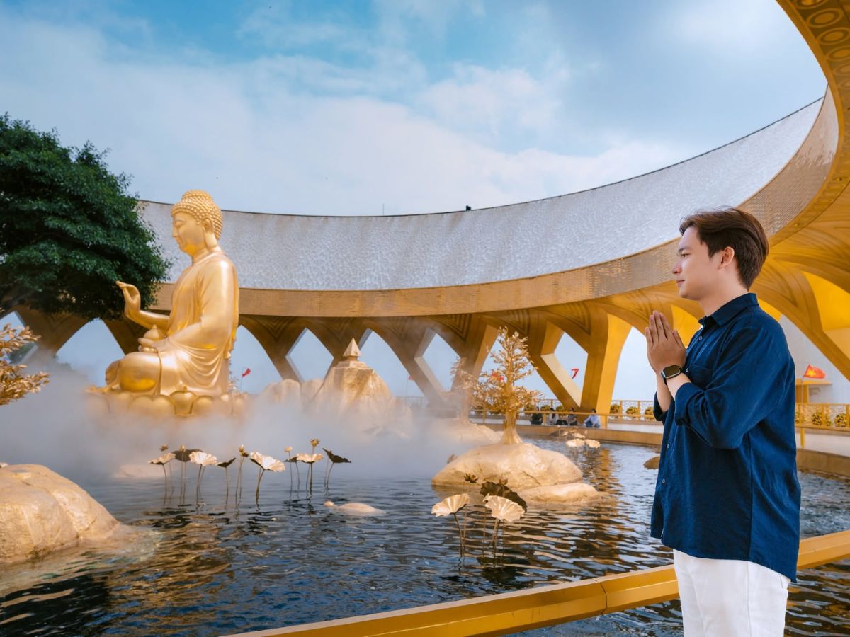 Du khách kết hợp khám phá Tòa Thánh và đỉnh Núi Bà Đen
