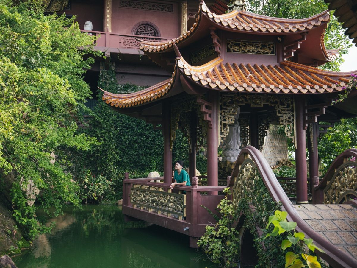 Chùa Hang Núi Bà Đen điểm cầu duyên giữa núi rừng linh thiêng.(Nguồn: Sưu tầm)