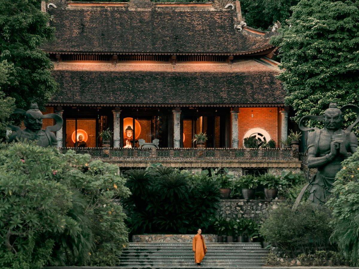 Cầu tài lộc nơi cửa chùa để hướng tâm về phúc đức. (Nguồn: Sưu tầm)