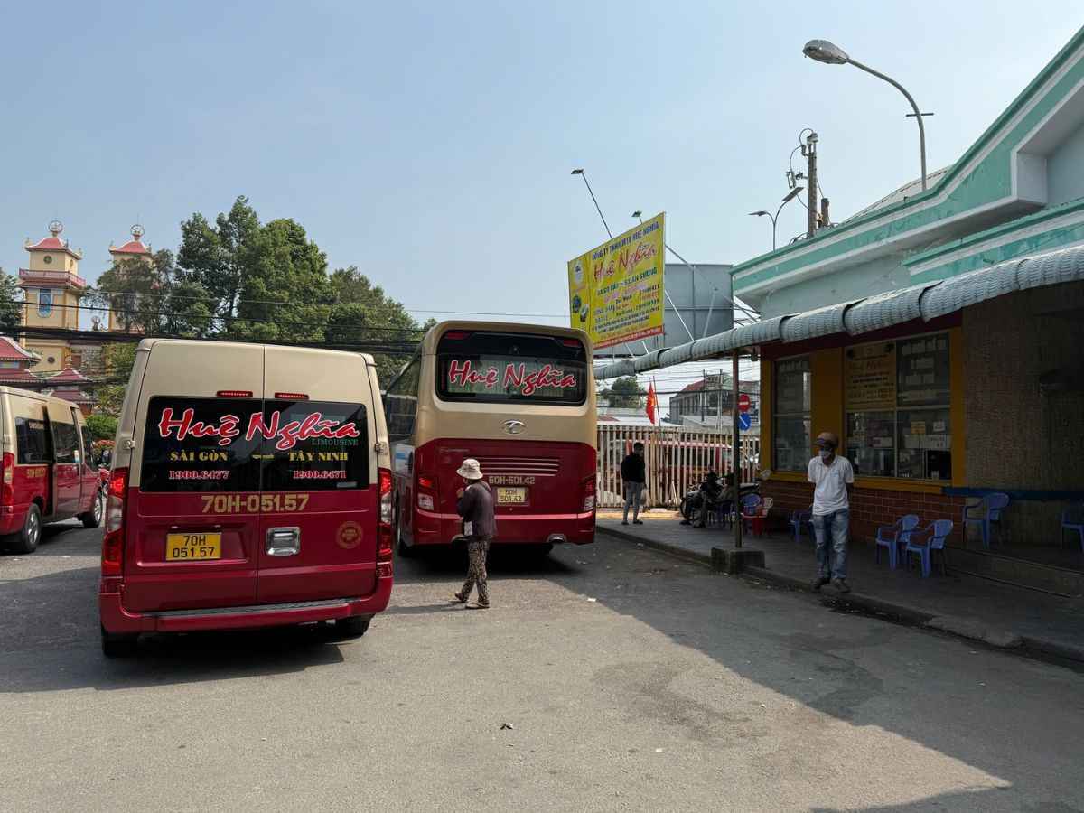 Xe Limousine Huệ Nghĩa chạy 2 chiều Tây Ninh - Sài Gòn tại bến xe Gò Dầu. (Nguồn: Sưu tầm)