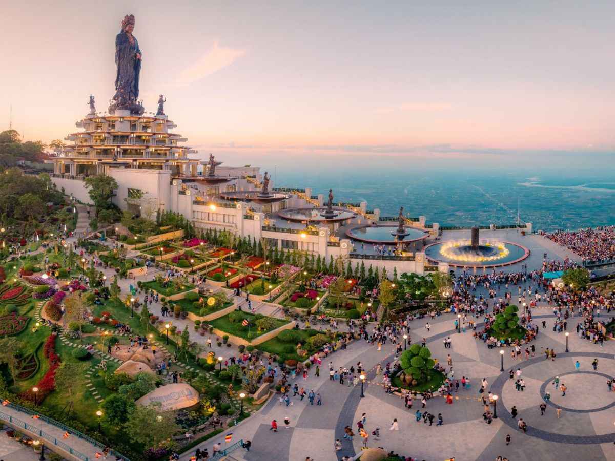 Núi Bà Đen là điểm du lịch tâm linh nổi tiếng tại Tây Ninh. (Nguồn: Sưu tầm)