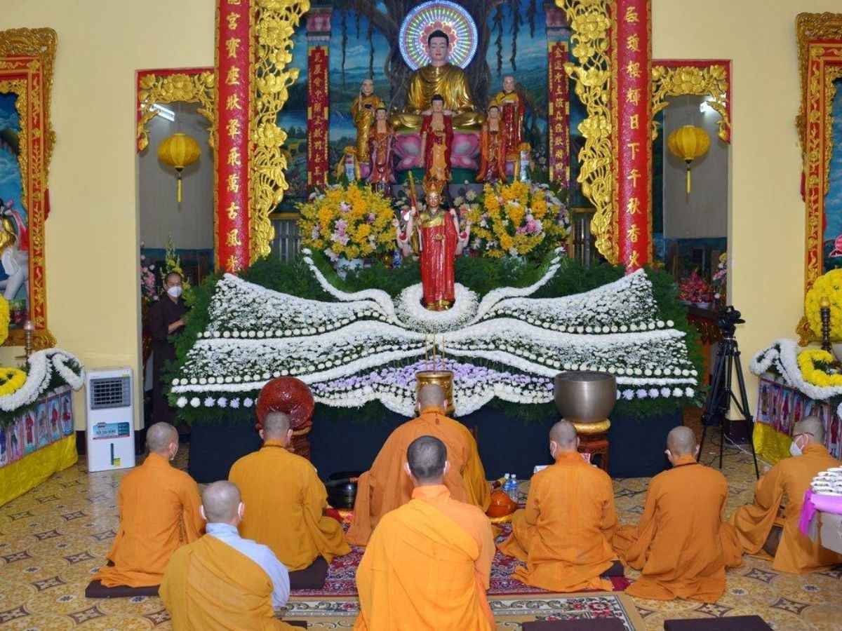 Nghi thức cầu siêu giúp gửi tâm nguyện đến người đã khuất. (Nguồn: Sưu tầm)&nbsp;