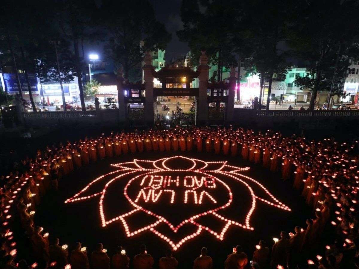 Hàng ngàn phật tử tham gia cầu siêu tại lễ Vu Lan. (Nguồn: Sưu tầm)
