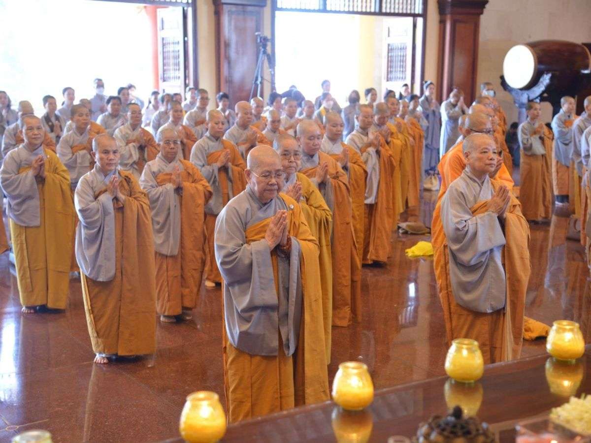 Làm việc thiện kết hợp cầu siêu để công đức được bền lâu. (Nguồn: Sưu tầm)