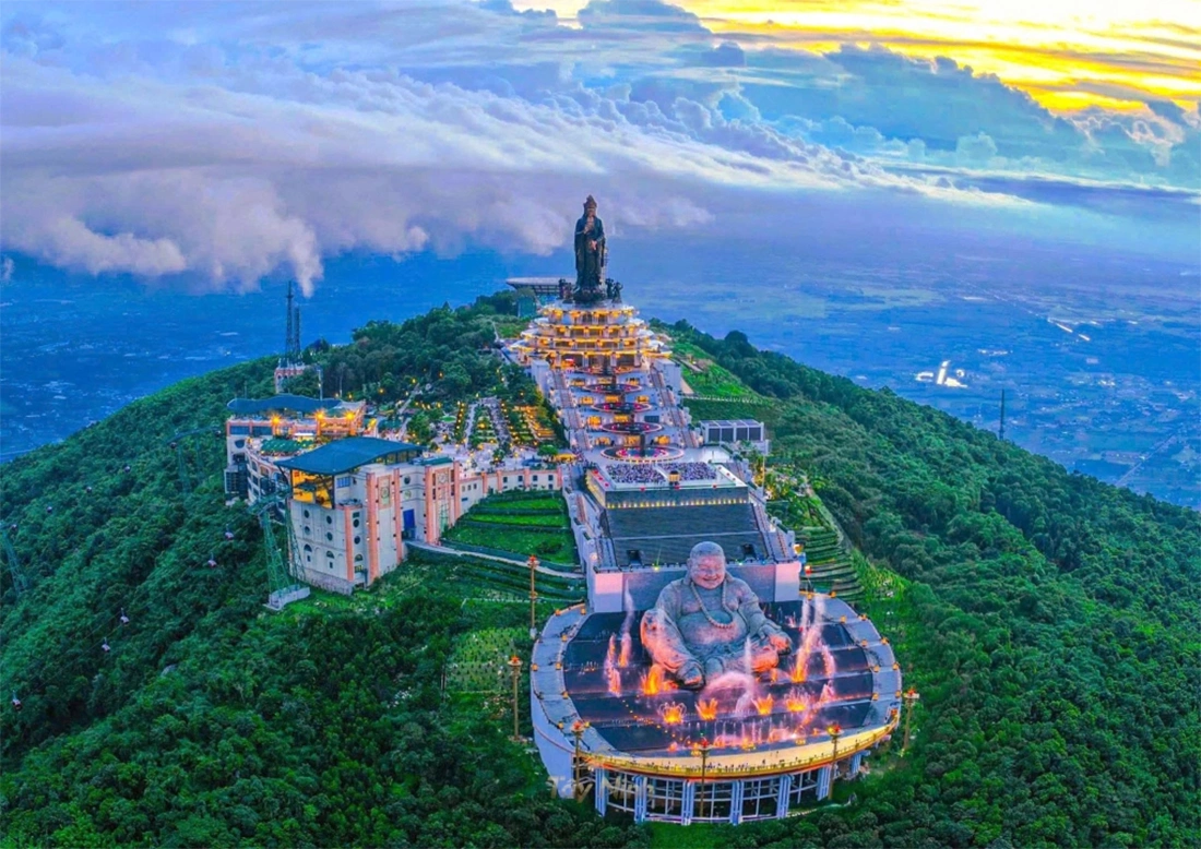 Núi Bà Đen Tây Ninh là địa điểm du lịch xứng đáng để trải nghiệm vào các dịp lễ lớn trong năm. (Nguồn: Sưu tầm)