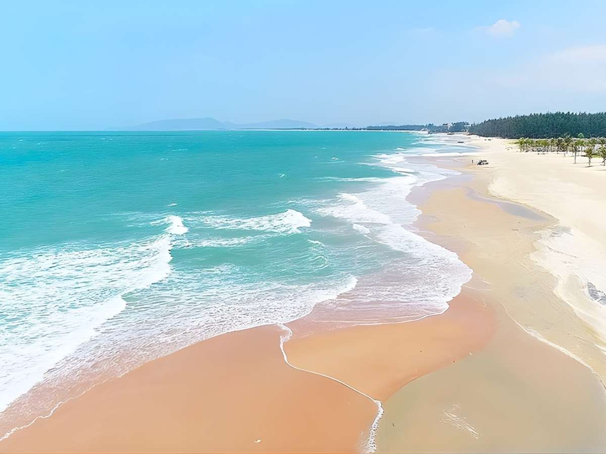 Bãi biển Hồ Tràm với bờ cát dài và không gian nghỉ dưỡng ven biển yên tĩnh. (Nguồn: Sưu tầm)
