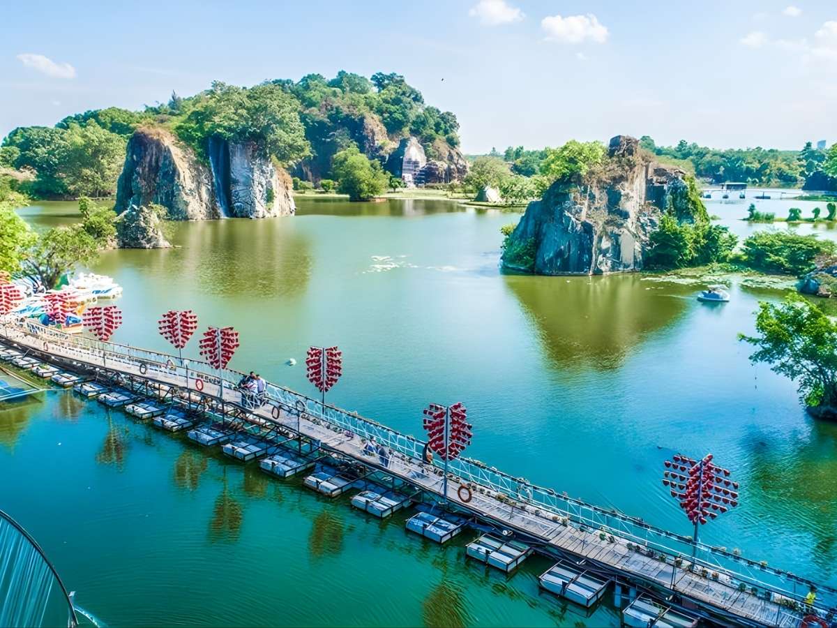 Hồ Long Ẩn và cảnh quan núi đá vôi tại Khu du lịch Bửu Long. (Nguồn: Sưu tầm)