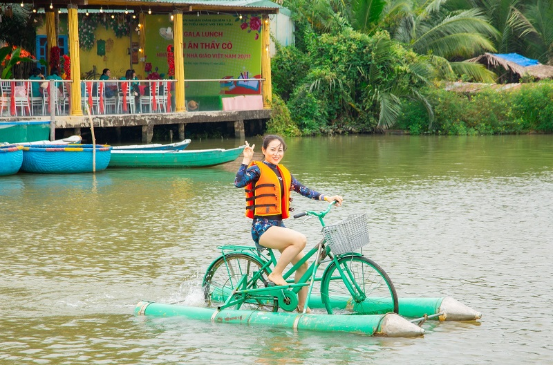 Khu vui chơi sông nước tại Làng du lịch Tre Việt với không gian ngoài trời rộng cho gia đình. (Nguồn: Sưu tầm)&nbsp;