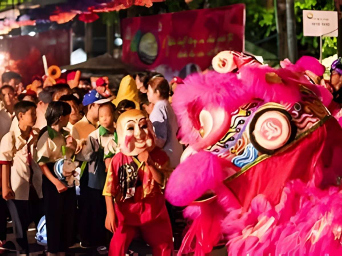 Không gian lễ hội Trung Thu tại Công viên văn hóa Đầm Sen với hoạt động múa lân và vui chơi. (Nguồn: Sưu tầm)&nbsp;