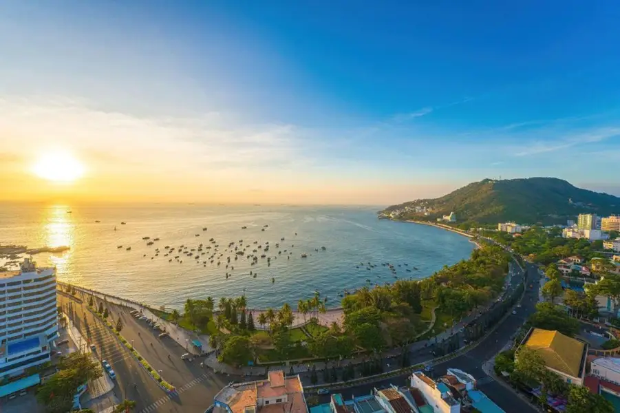 Quảng trường Cột Cờ Vũng Tàu với không gian rộng gần bãi biển và hoạt động dạo bộ buổi tối. (Nguồn: Sưu tầm)&nbsp;