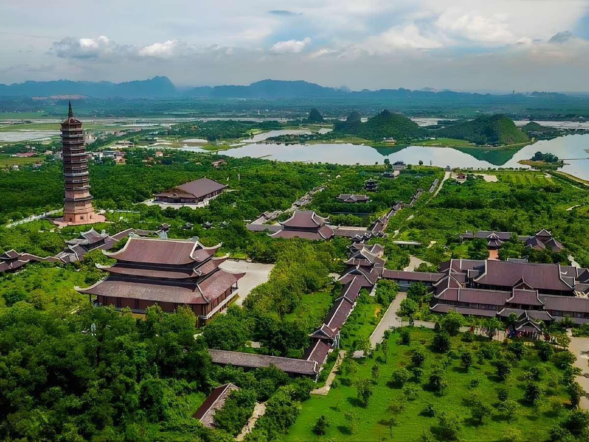 Quần thể chùa Bái Đính Ninh Bình với hành lang La Hán và kiến trúc Phật giáo quy mô lớn. (Nguồn: Sưu tầm)&nbsp;
