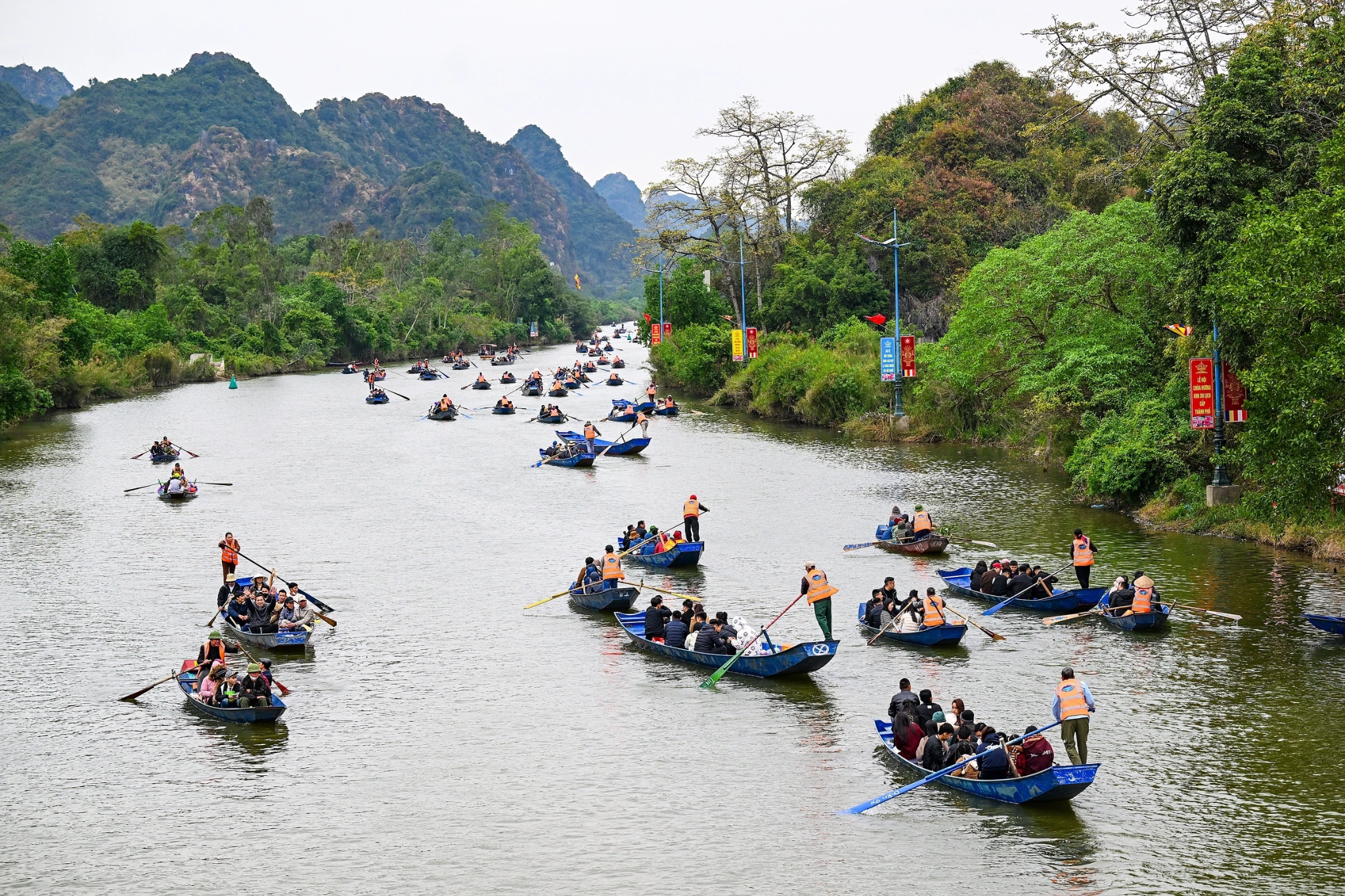 Du khách ghé Chùa Hương vào dịp rằm tháng 8. (Nguồn: Sưu tầm)&nbsp;