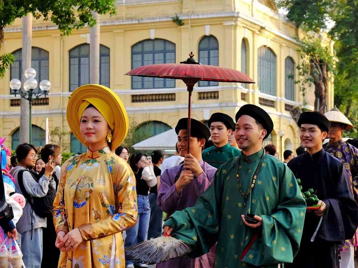 Lựa chọn trang phục trang nghiêm, kín đáo, lịch sử khi du lịch văn hóa tâm linh vào dịp rằm tháng 8. (Nguồn: Sưu tầm)&nbsp;