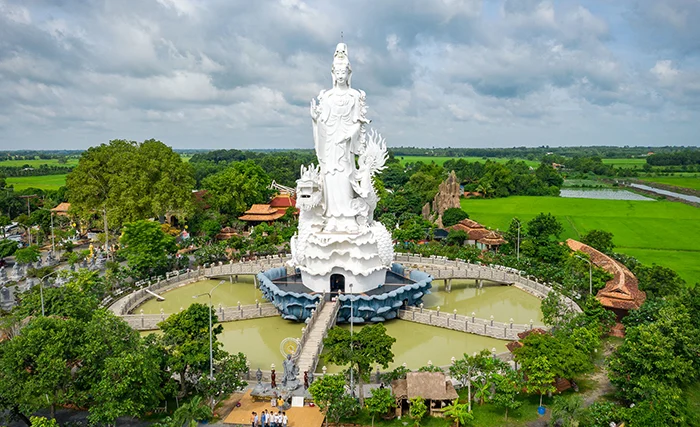 Chùa Gò Kén Tây Ninh với tượng Phật Quan Âm ngoài trời nổi bật giữa khuôn viên chùa. (Nguồn: Sưu tầm)