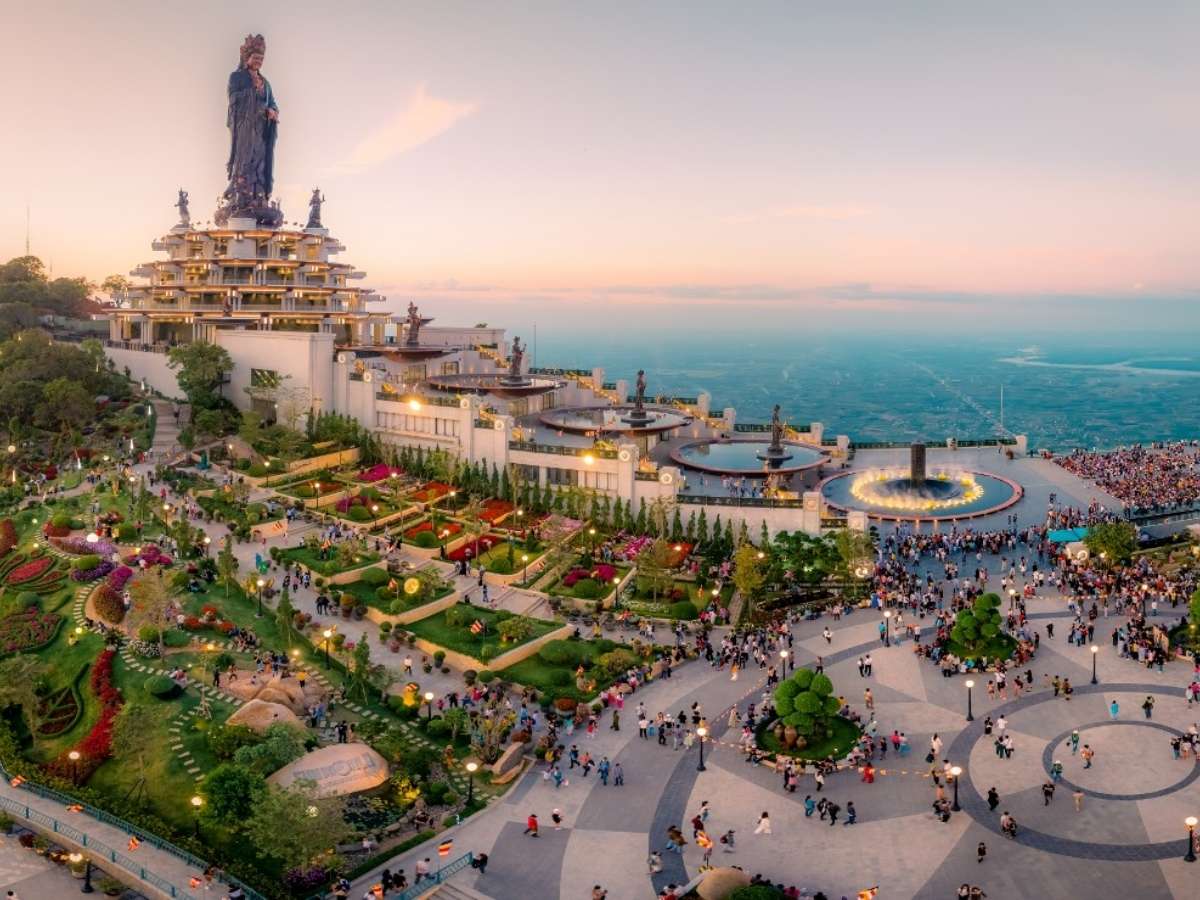 Quảng trường đỉnh Núi Bà Đen với tượng Phật Bà Tây Bổ Đà Sơn nổi bật giữa khung cảnh rộng lớn. (Nguồn: Sưu tầm)