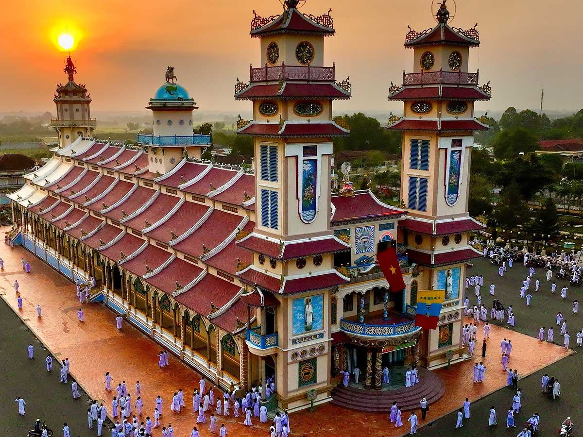 Tòa Thánh Cao Đài Tây Ninh là công trình kiến trúc tôn giáo nổi bật với màu sắc đặc trưng. (Nguồn: Sưu tầm)