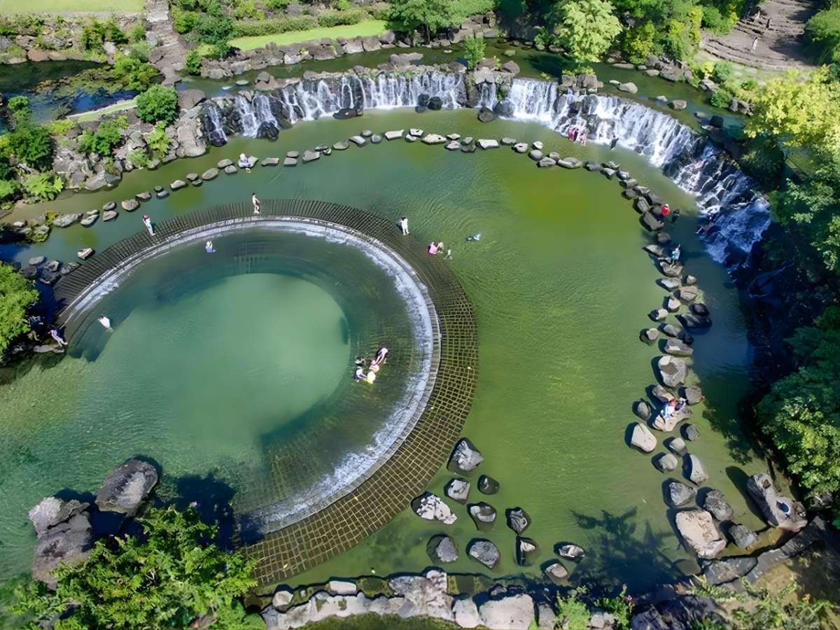 Hồ nước tự nhiên trong xanh tại Suối Mơ Park Đồng Nai giữa khung cảnh thiên nhiên xanh mát. (Nguồn: Sưu tầm)&nbsp;