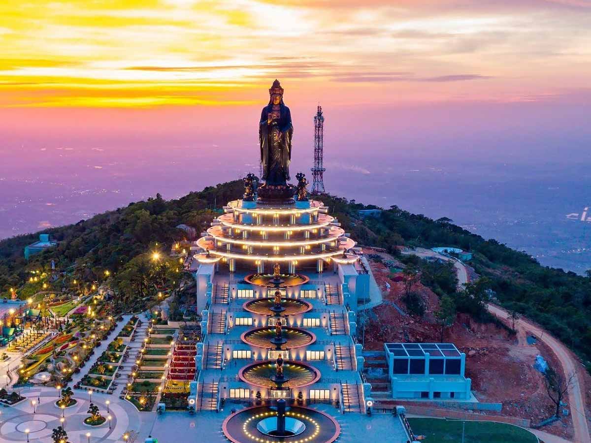 Núi Bà Đen cao khoảng 986 m so với mực nước biển, được xem là ngọn núi cao nhất khu vực Nam Bộ. (Nguồn: Sưu tầm)&nbsp;