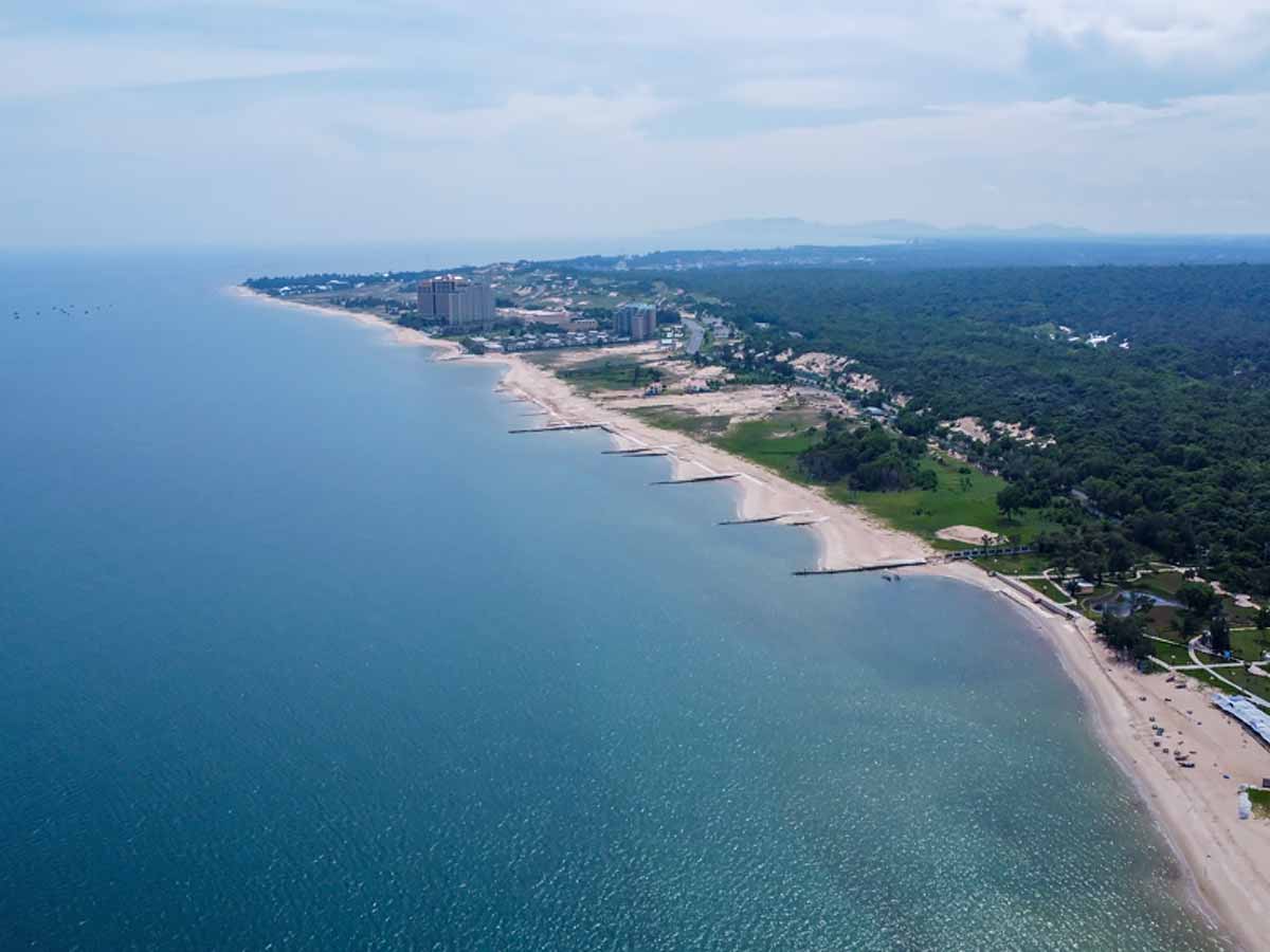 Hồ Cốc là một bãi biển còn giữ nhiều nét hoang sơ với dải cát dài và rặng dương xanh má. (Nguồn: Sưu tầm)&nbsp;