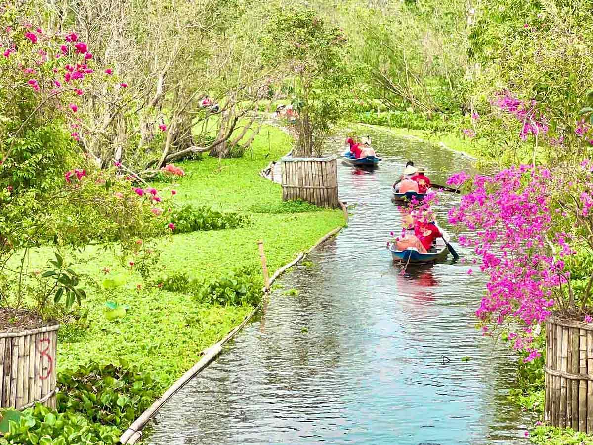 Rừng tràm Trà Sư là khu du lịch sinh thái mang đến trải nghiệm chèo xuồng giữa rừng ngập nước. (Nguồn: Sưu tầm)&nbsp;