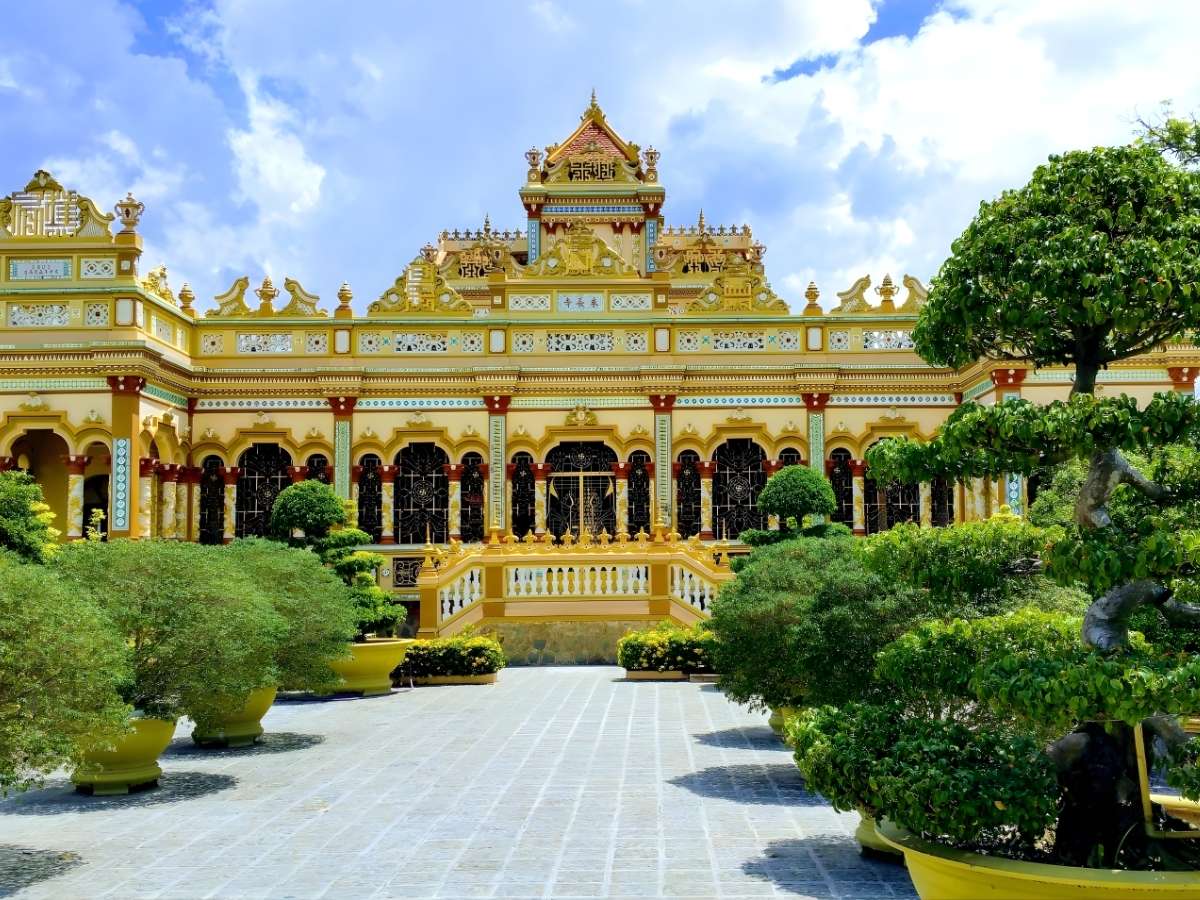 Chùa Vĩnh Tràng Mỹ Tho với kiến trúc kết hợp Á – Âu và khuôn viên rộng nhiều tượng Phật lớn. (Nguồn: Sưu tầm)&nbsp;