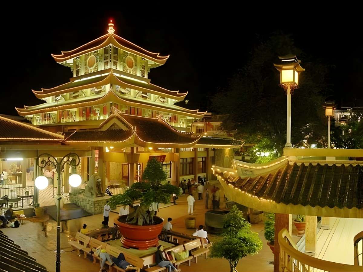 Miếu Bà Chúa Xứ Núi Sam tại Châu Đốc với kiến trúc truyền thống và không gian hành hương đông khách. (Nguồn: Sưu tầm)&nbsp;