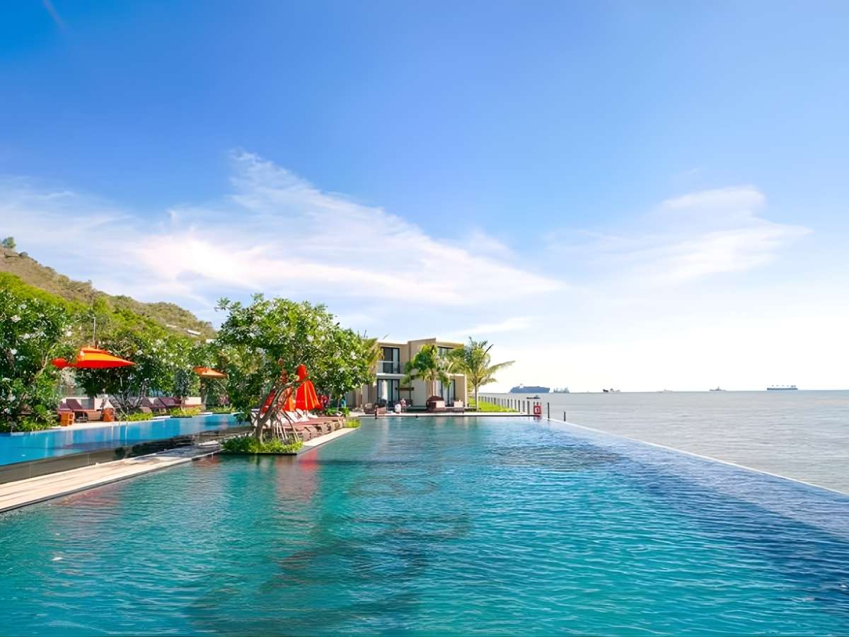 Hồ bơi vô cực hướng biển tại Marina Bay Vung Tau Resort & Spa. (Nguồn: Sưu tầm)