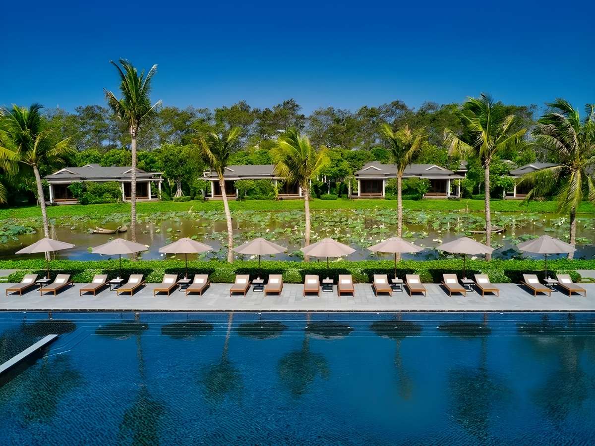 Toàn cảnh Azerai Cần Thơ với khu villa và hồ bơi giữa không gian cây xanh ven sông. (Nguồn: Sưu tầm)
