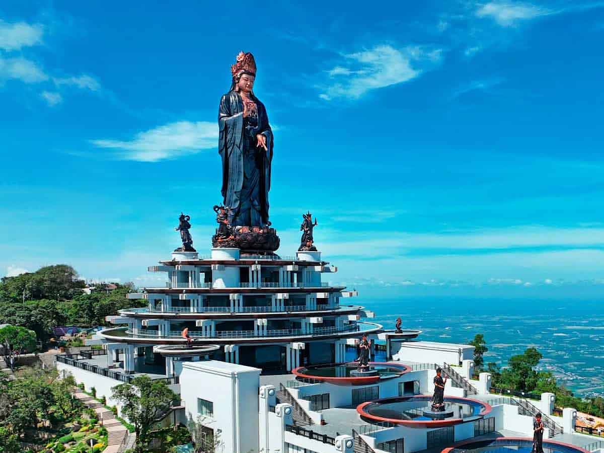 Núi Bà Đen Tây Ninh, là điểm hành hương và du lịch nổi bật khu vực Nam Bộ. (Nguồn: Sưu tầm)