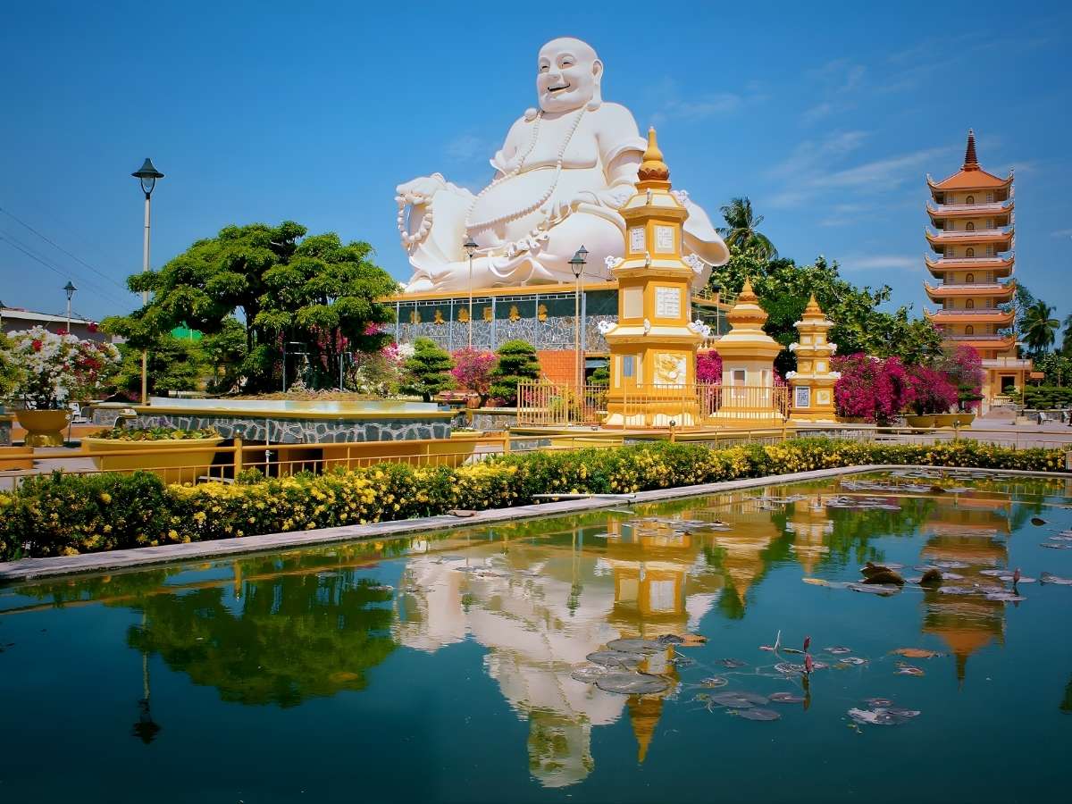 Pho tượng Phật Di Lặc lớn trong khuôn viên chùa Vĩnh Tràng tại Mỹ Tho. (Nguồn: Sưu tầm)
