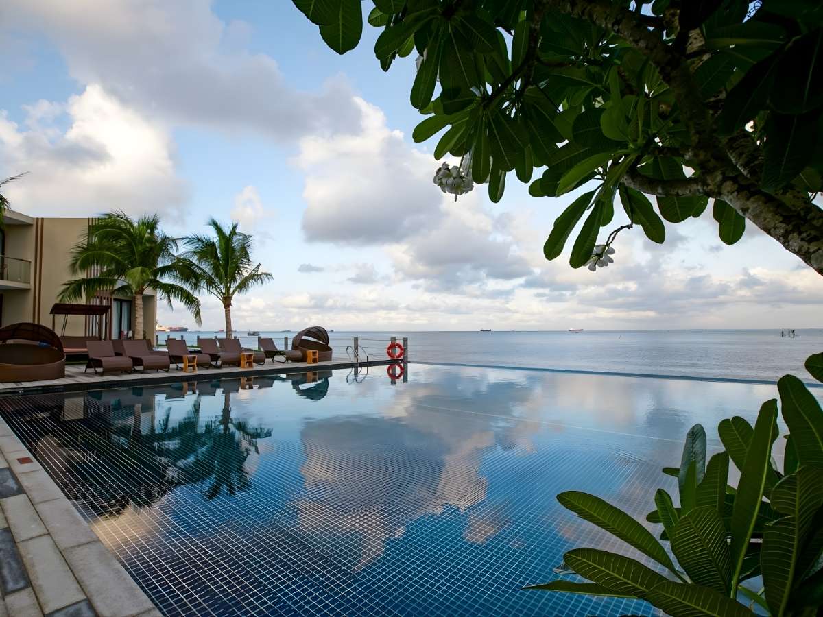 Hồ bơi vô cực tại Marina Bay Vung Tau Resort & Spa nhìn ra biển. (Nguồn: Sưu tầm)