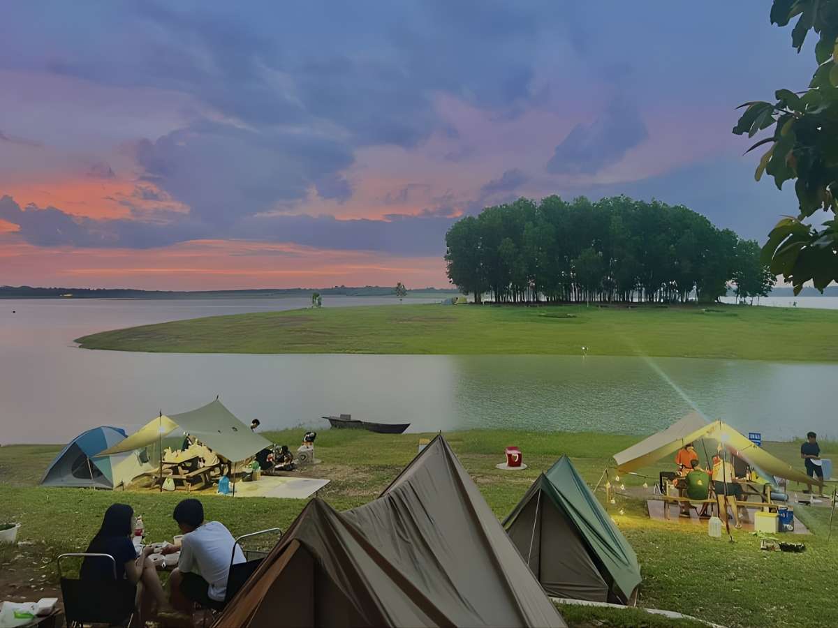 Không gian nghỉ dưỡng ven hồ Trị An với lều cắm trại và bungalow tại MaDa Valley. (Nguồn: Sưu tầm)
