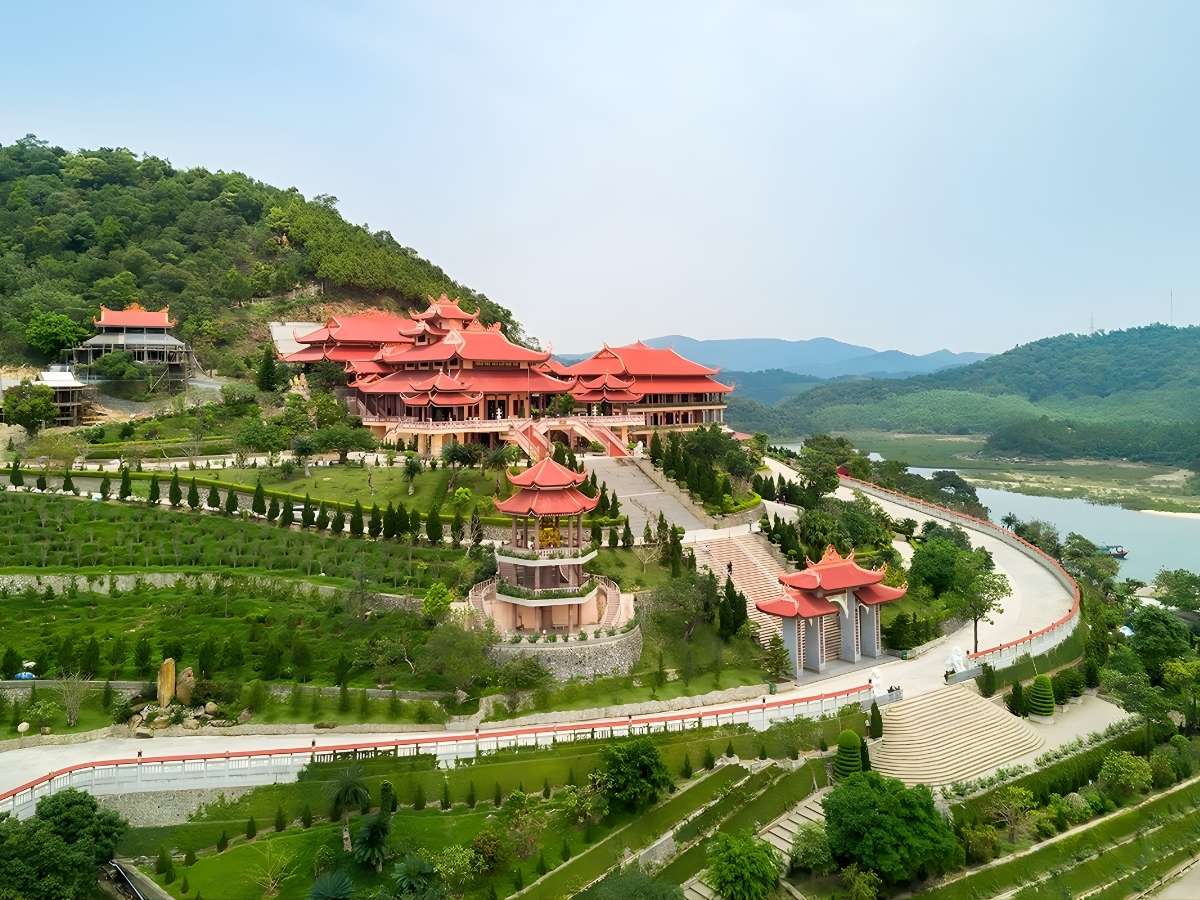 Quần thể chùa tháp và rừng núi tại khu di tích Yên Tử nhìn từ trên cao. (Nguồn: Sưu tầm)