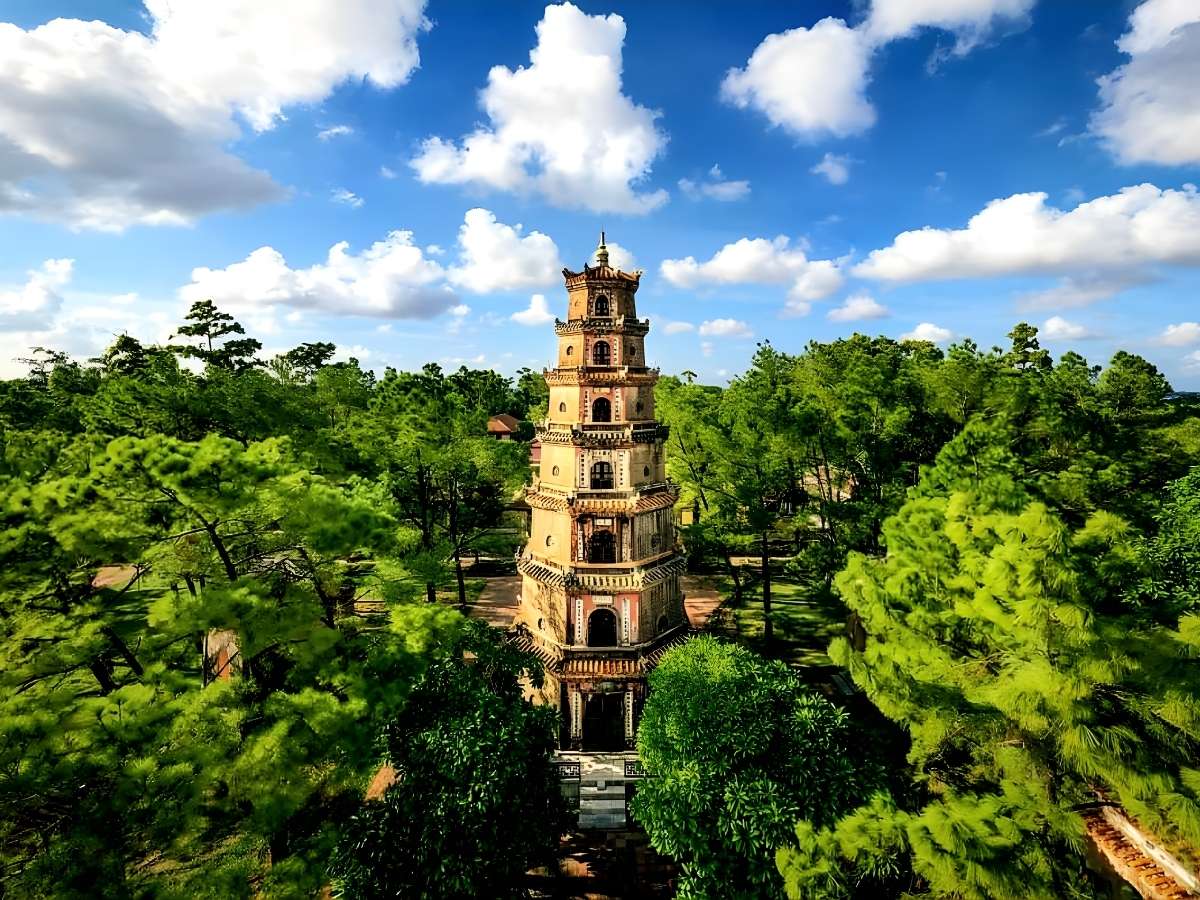 Tháp Phước Duyên và khuôn viên chùa Thiên Mụ bên bờ sông Hương. (Nguồn: Sưu tầm)
