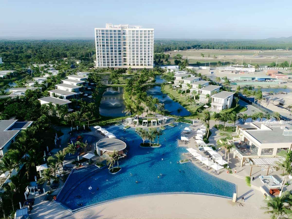Toàn cảnh Melia Ho Tram Beach Resort với hồ bơi và khu villa ven biển. (Nguồn: Sưu tầm)
