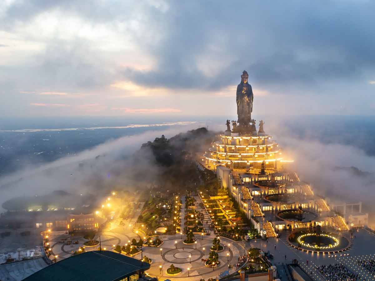 Núi Bà Đen Tây Ninh là một trong những điểm đến thiên nhiên, văn hóa tâm linh nhận được sự quan tâm lớn. (Nguồn: Sưu tầm)