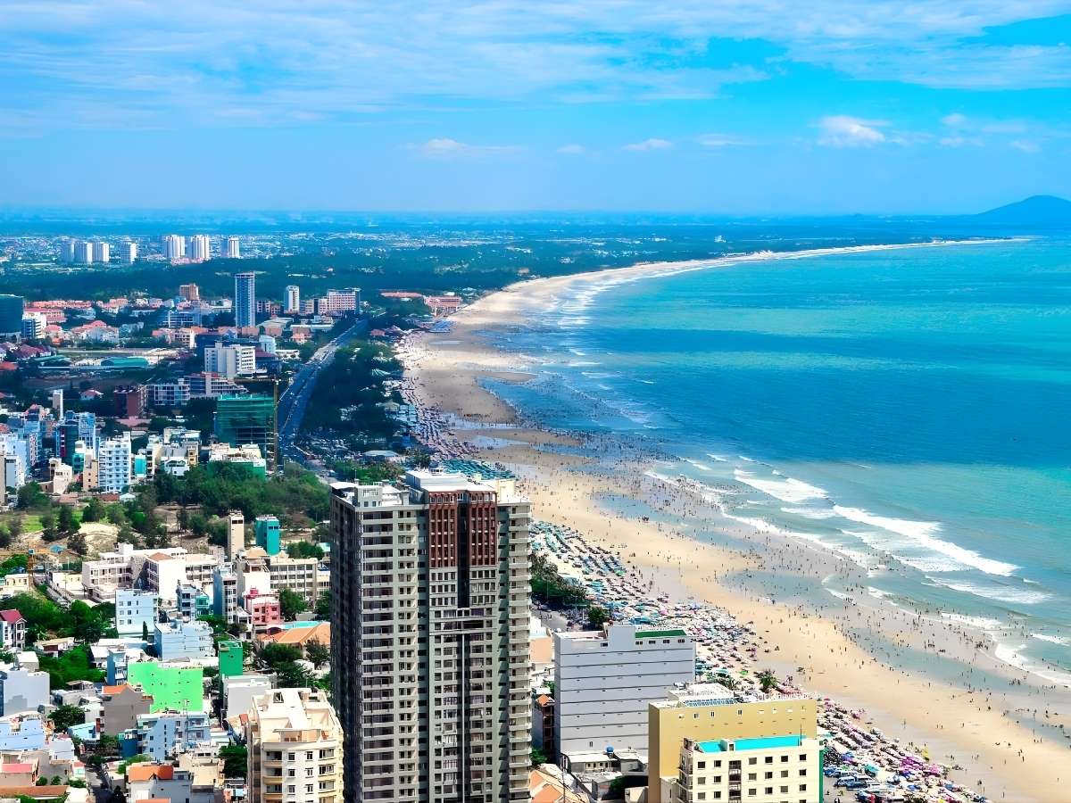 Bờ cát dài và làn nước xanh tại Bãi Sau Vũng Tàu vào buổi sáng. (Nguồn: Sưu tầm)