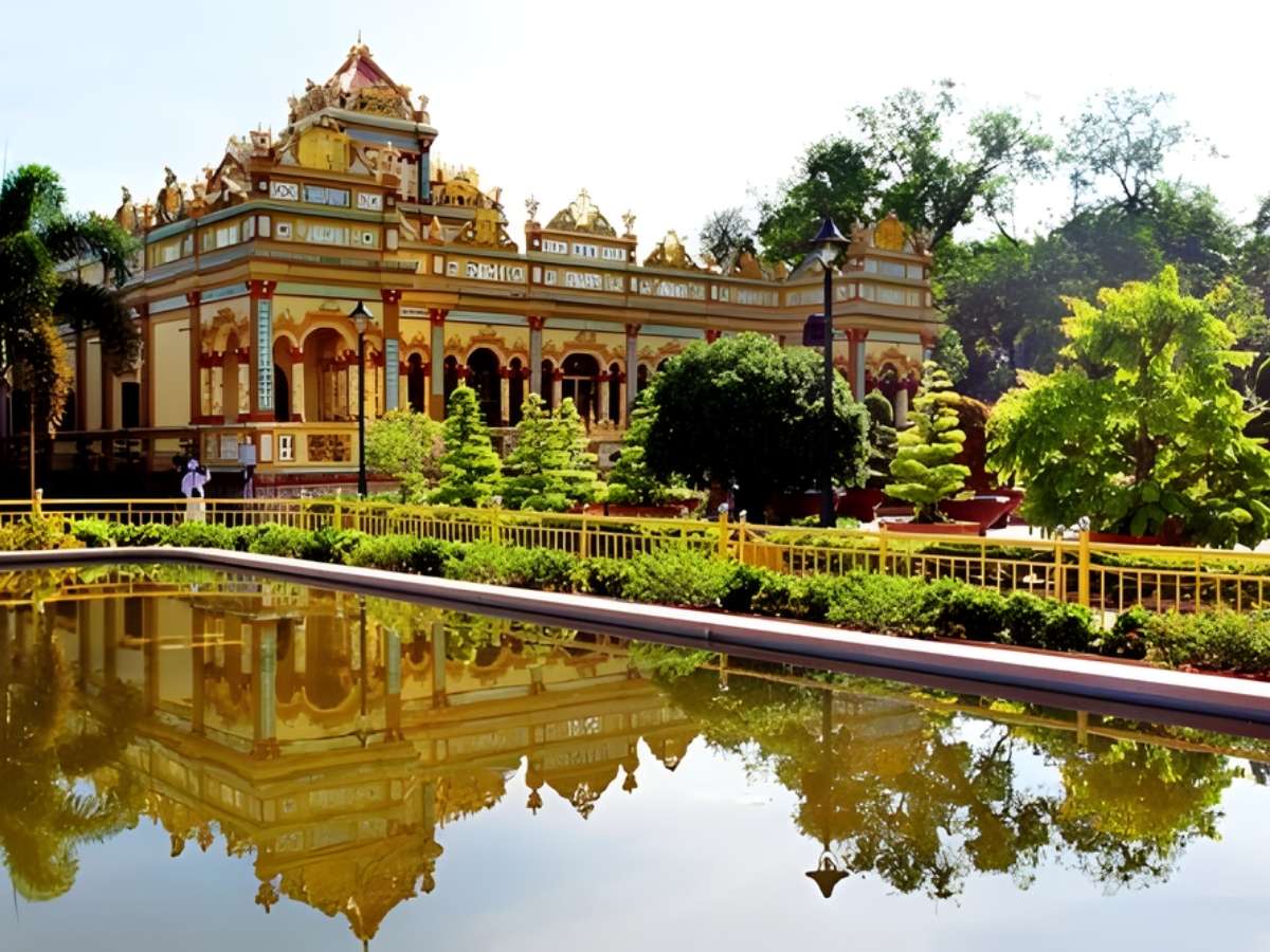 Kiến trúc độc đáo kết hợp Á – Âu tại chùa Vĩnh Tràng ở Mỹ Tho. (Nguồn: Sưu tầm)